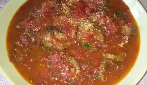 Ароматни пържени тиквички с доматен сос