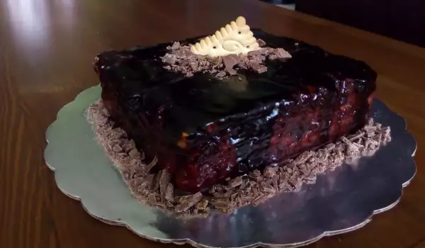 Бисквитена тортичка с нишесте и какаова глазура