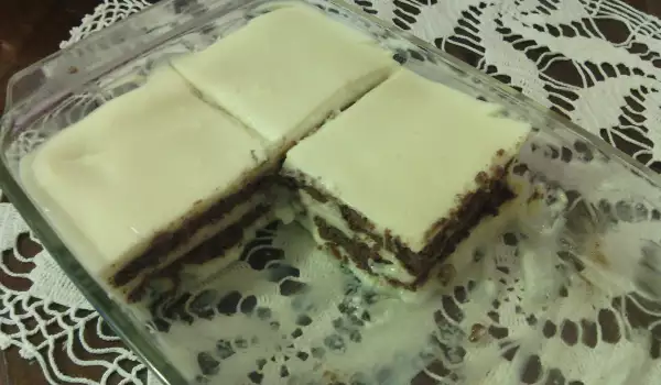 Бисквитена торта с бял шоколад и какаови бисквити