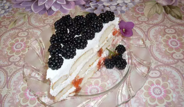 Торта с къпини и сладко от ягоди