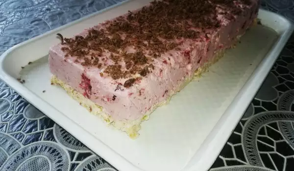 Торта с ягодови парченца