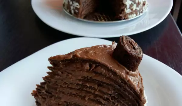 Уникална торта от шоколадови палачинки
