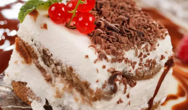 Бисквитена торта с маскарпоне, шоколад и прясно мляко