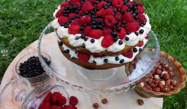 Лешникова торта с малини и боровинки