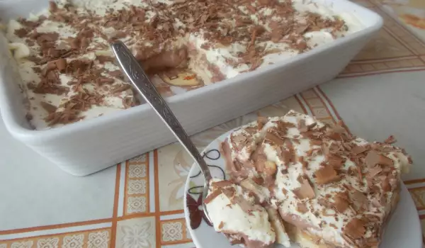 Бисквитена торта със заквасена сметана и бадеми