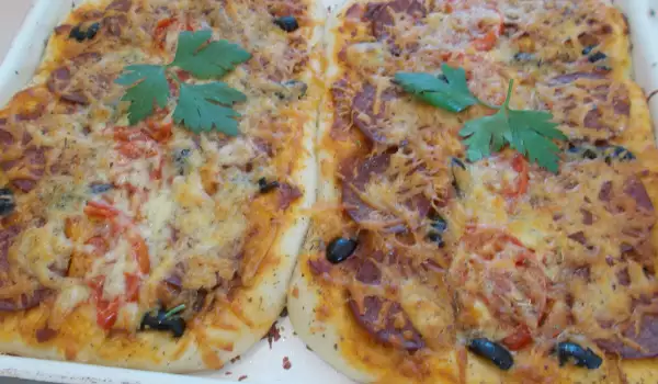 Тънка пица с домати и колбас