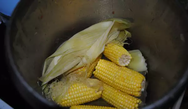 Варена царевица в тенджера под налягане