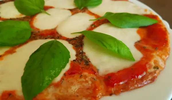 Вегетарианска пица с моцарела, маскарпоне и карфиол