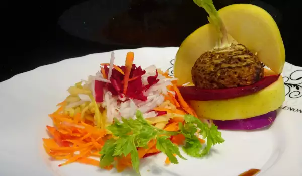 Витаминозна салата с ябълка и кореноплодни зеленчуци