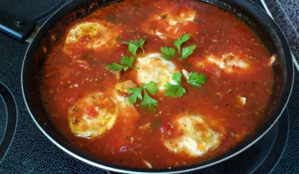 Забулени яйца в доматен сос