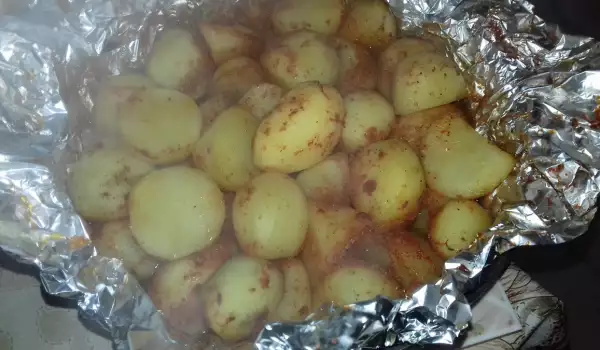 Задушени картофи с червен пипер във фолио