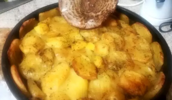 Затворен картофен пай с гъби и кайма