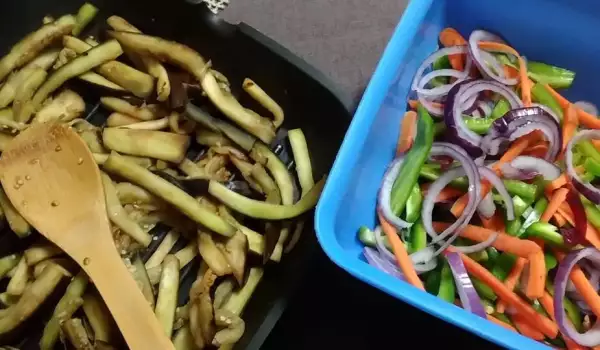 Мешана салата от патладжан, моркови и чушки за зимата