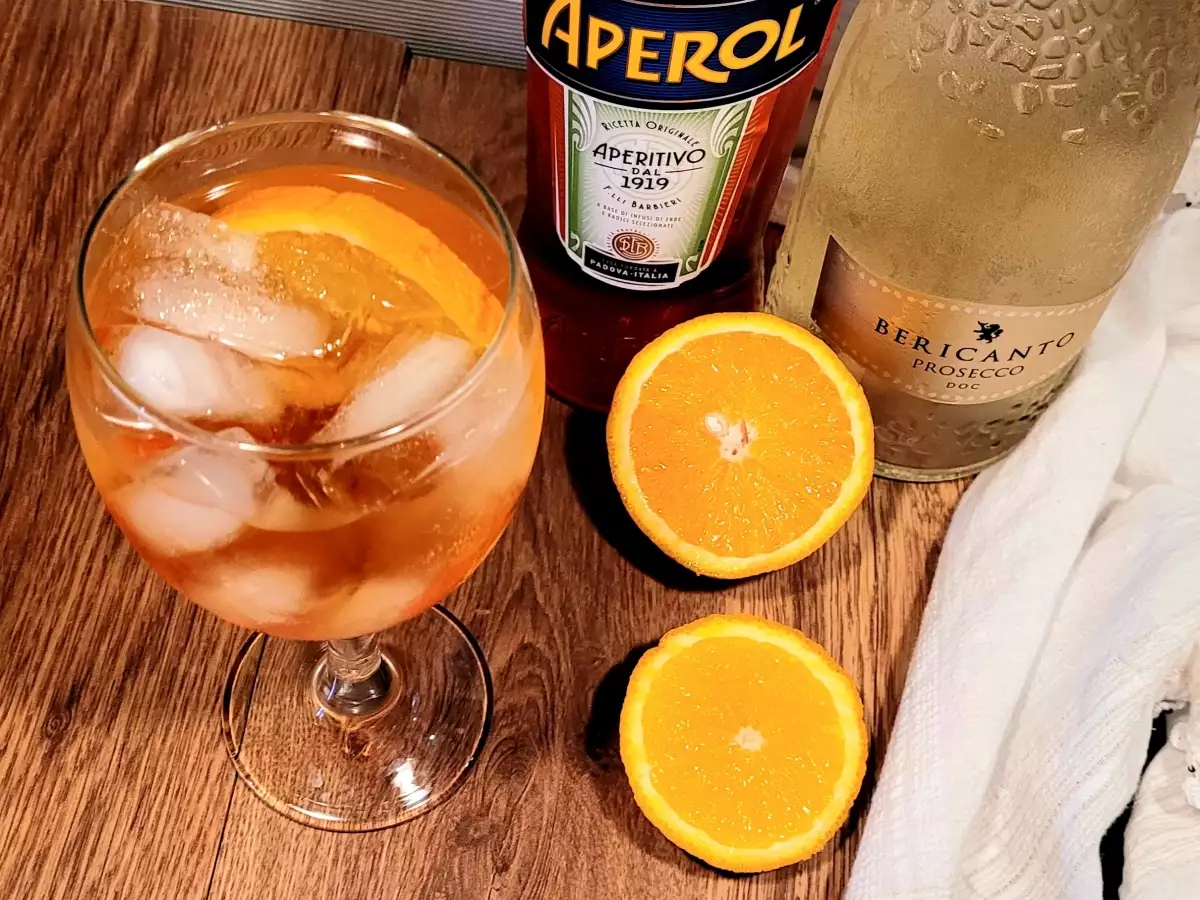 Аперол шприц е традиционен летен коктейл от Италия, лесен за