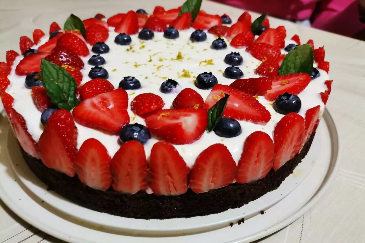 Тази разкошна ягодова торта е с наситен плодов аромат и