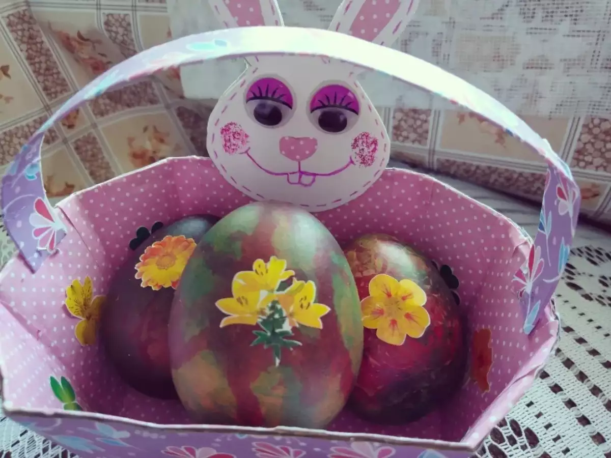 Великденски яйца боядисани с памук и салфетки лесна и