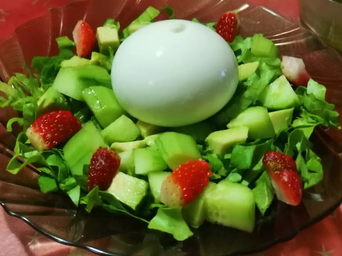 Сервирайте веднага салата бурата с авокадо и ягоди и се