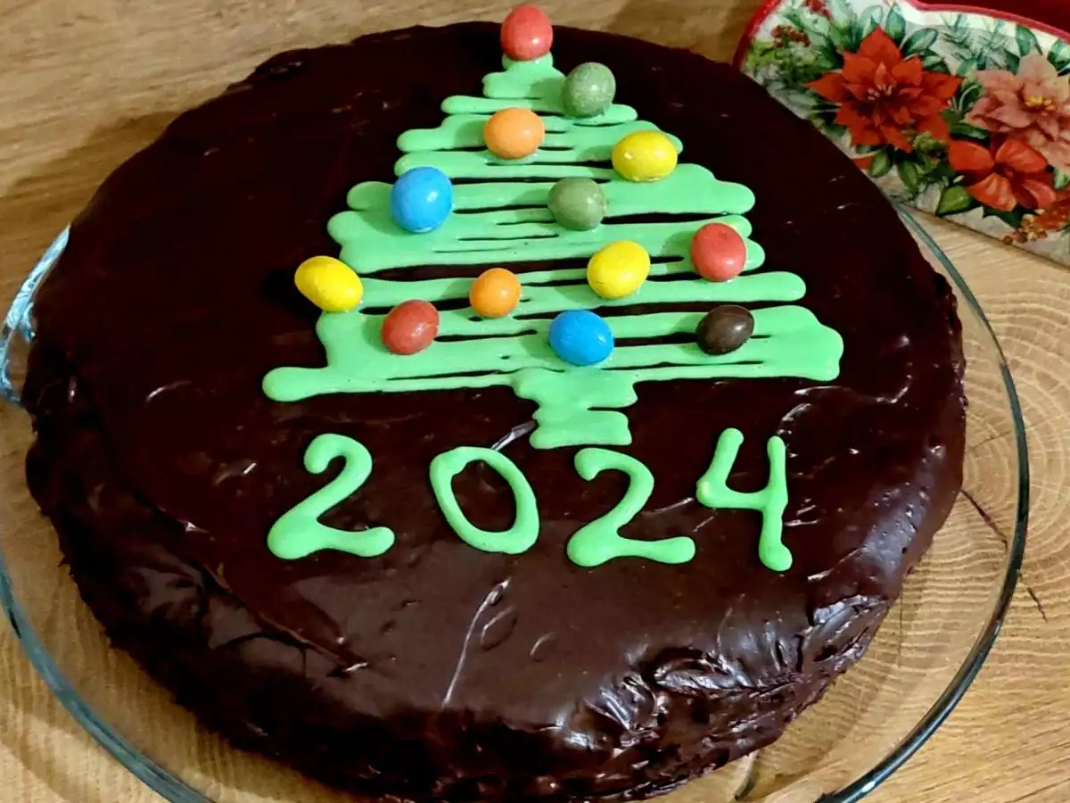 Нарисувайте на шоколадовия кейк за Нова Година елха с помощта
