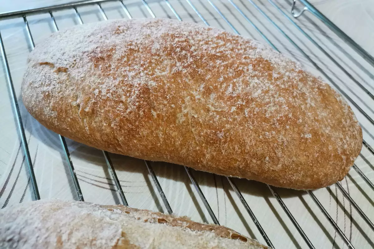 Поднесете хляба чабата леко топъл или напълно изстинал с любимата