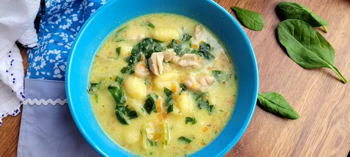 Сервирайте пилешка супа с картофени ньоки топла и се насладете.Необходими