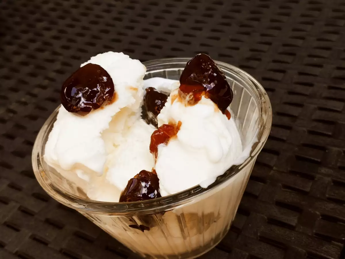 Млечен ванилов домашен сладолед който задължително да гарнирате с домашно