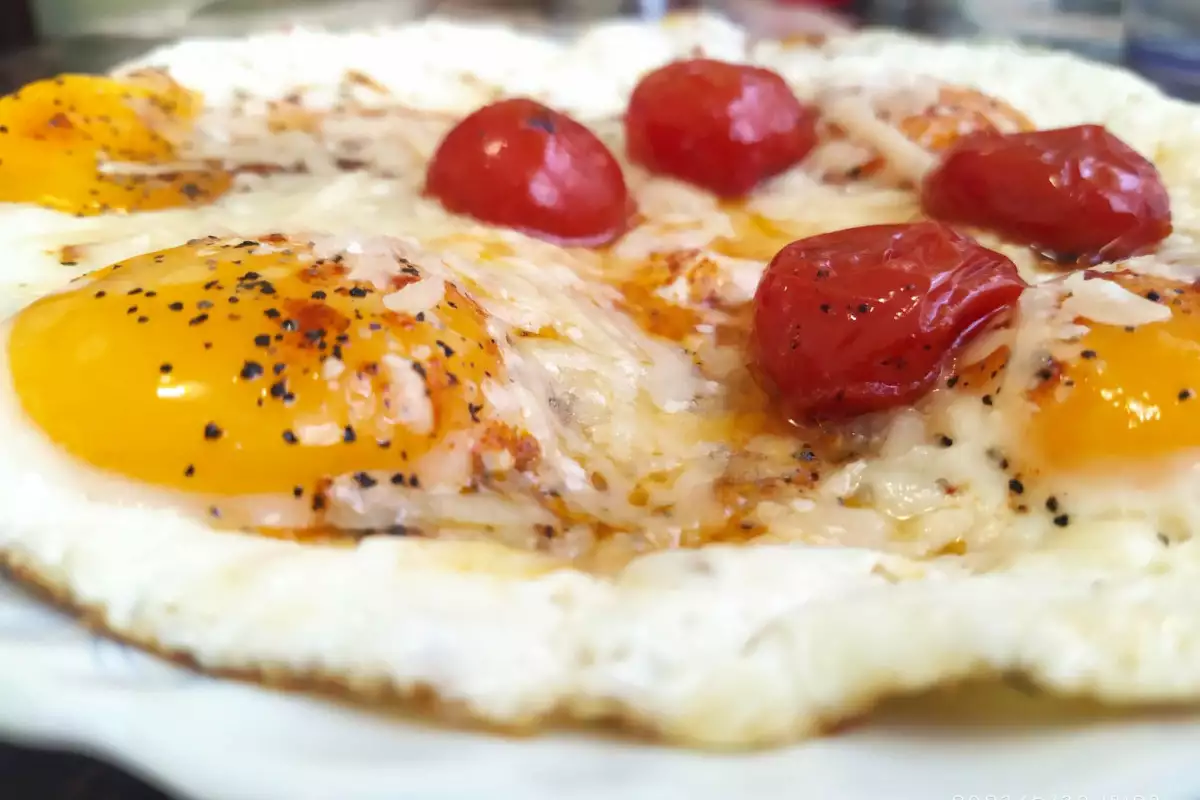 Яйца на очи с пармезан и чери домати от графата