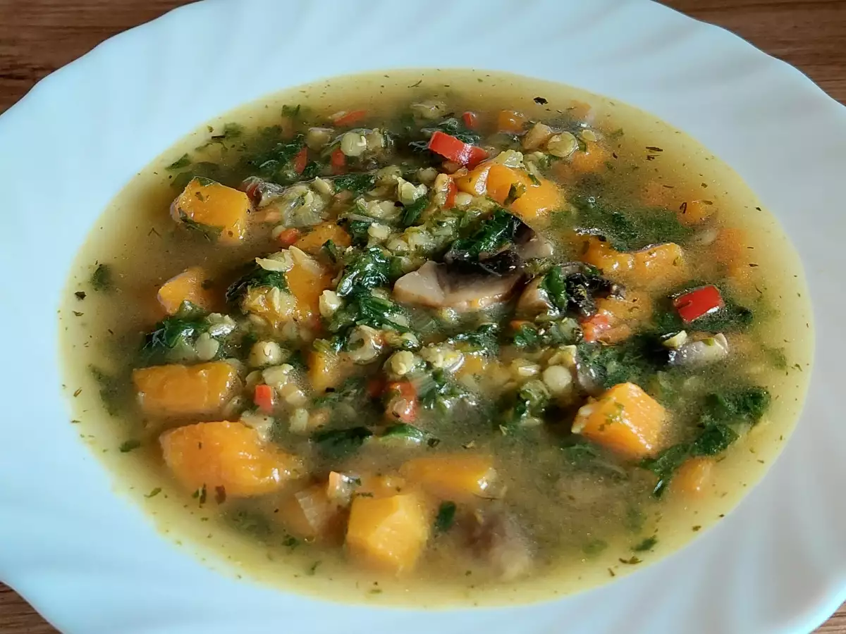 Есенна супа в тиква шарена и ароматна пълна с