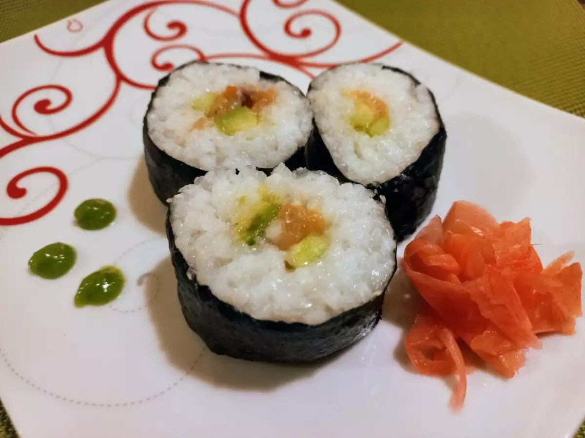 Футомаки със сьомга и авокадо или домашен вариант на суши