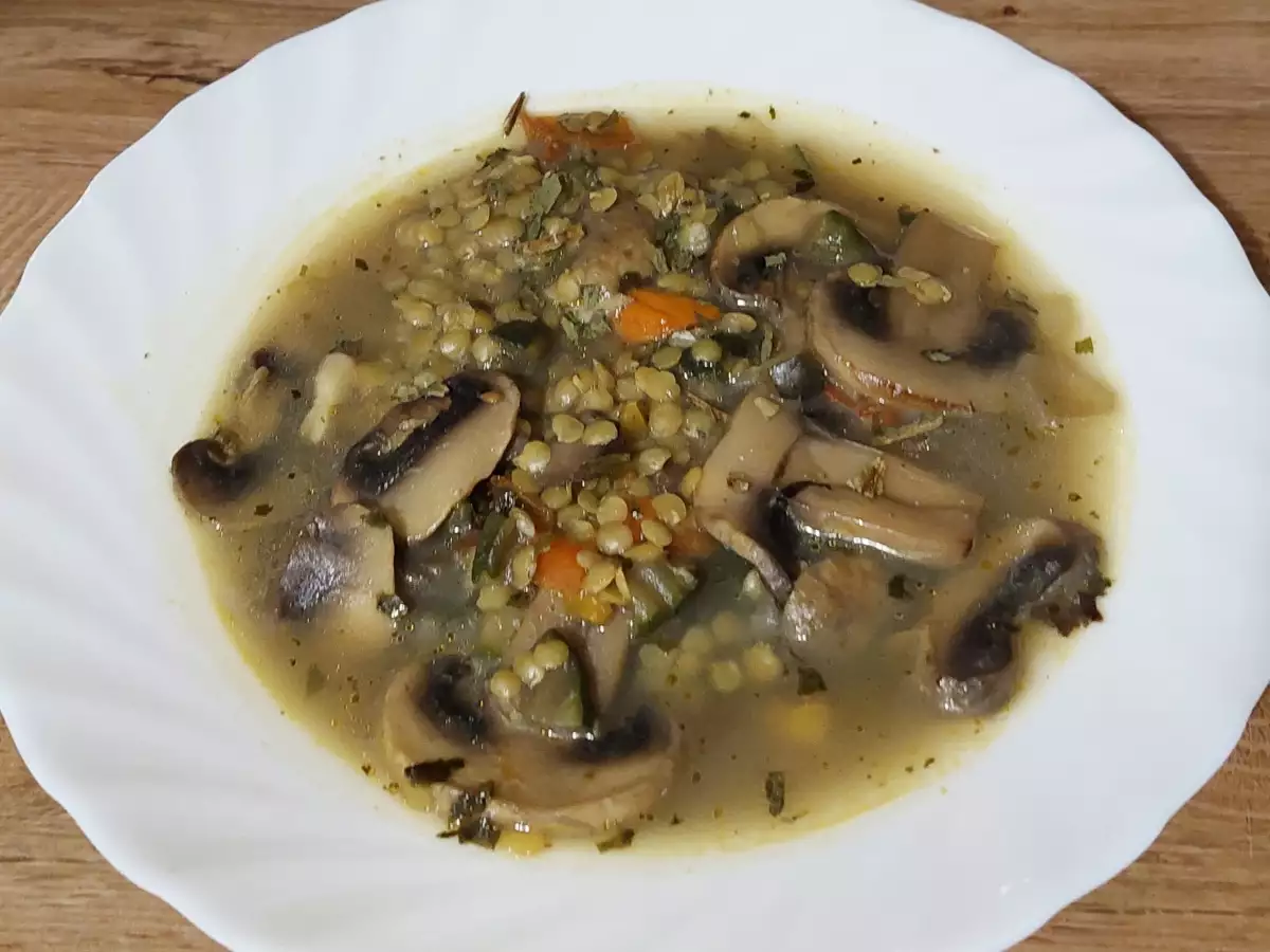 Гъбената супа с леща е не само ароматна и вкусна