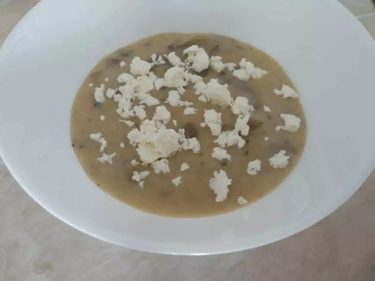 Гъбена крем супа със сирене която да сервирате с крутони
