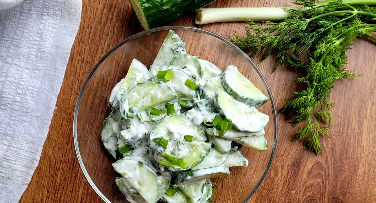 Сервирайте и се насладете на тази немска салата с краставици