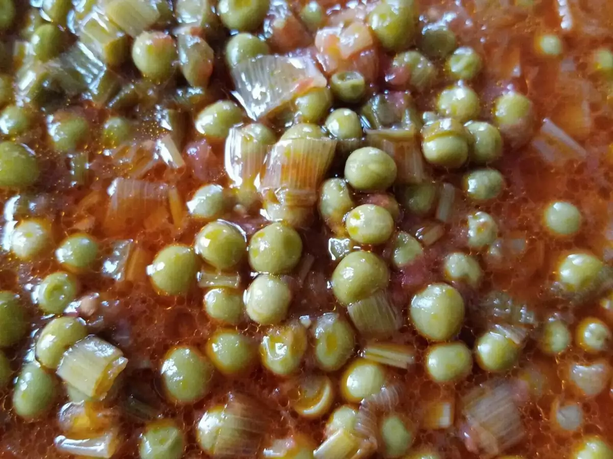 Грах яхния с доматено пюре икономична лесна и готова
