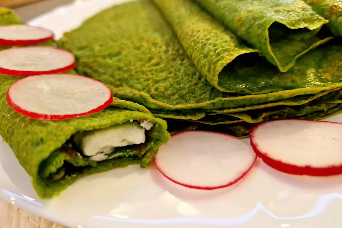 Сервирайте тези ярко зелени спаначени палачинки със сиренце и хрупкави