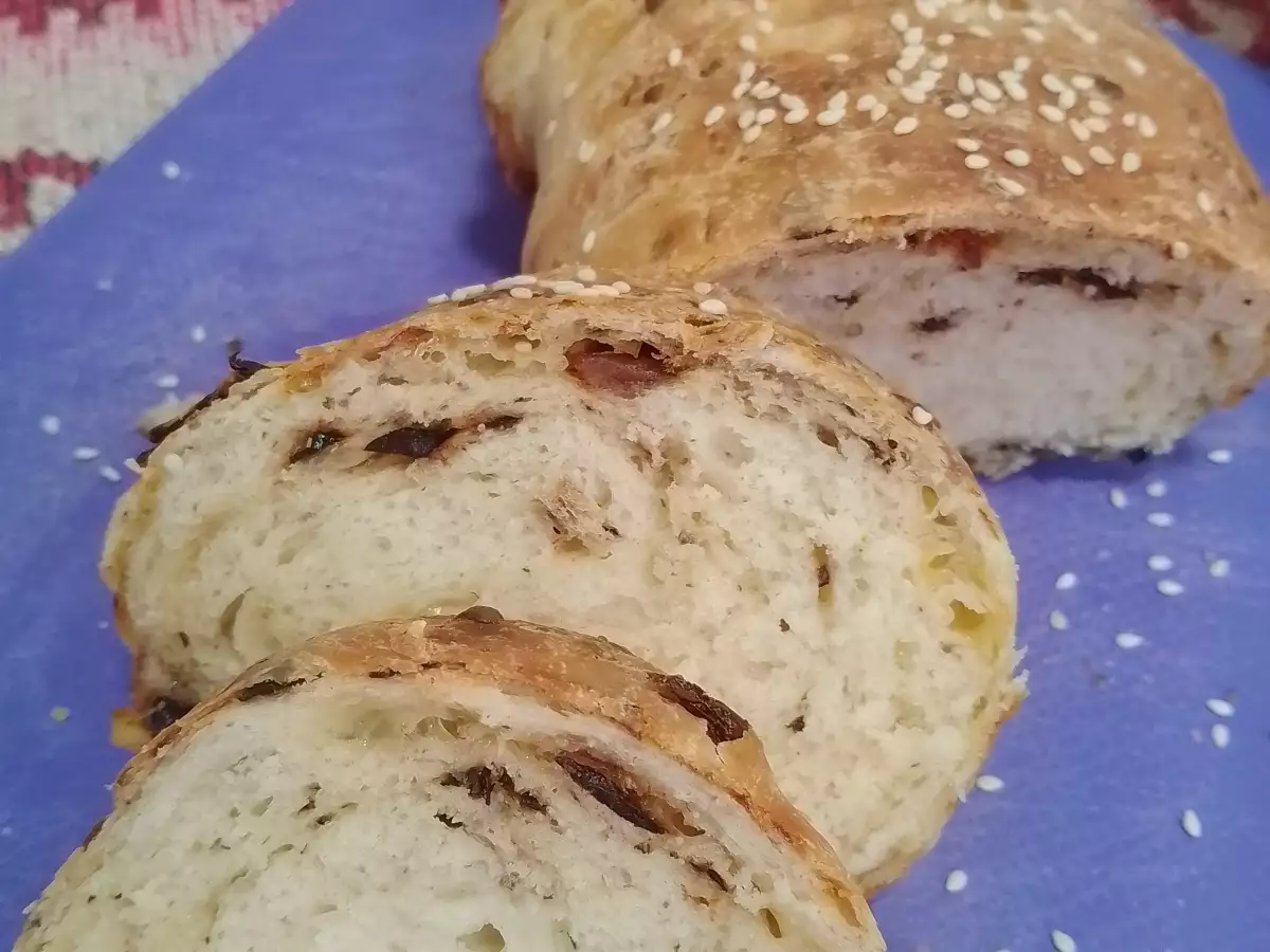 Домашен хляб с маслини и домати идеален за апетитни сандвичи