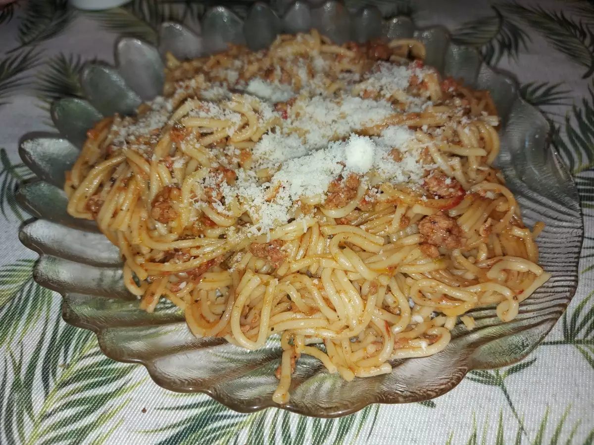 Приготвянето на спагети с кайма в Instant Pot е доста