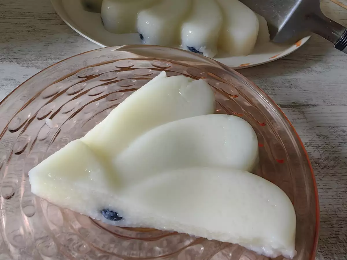 Желирано кисело мляко с боровинки е разкошен леетен десерт за