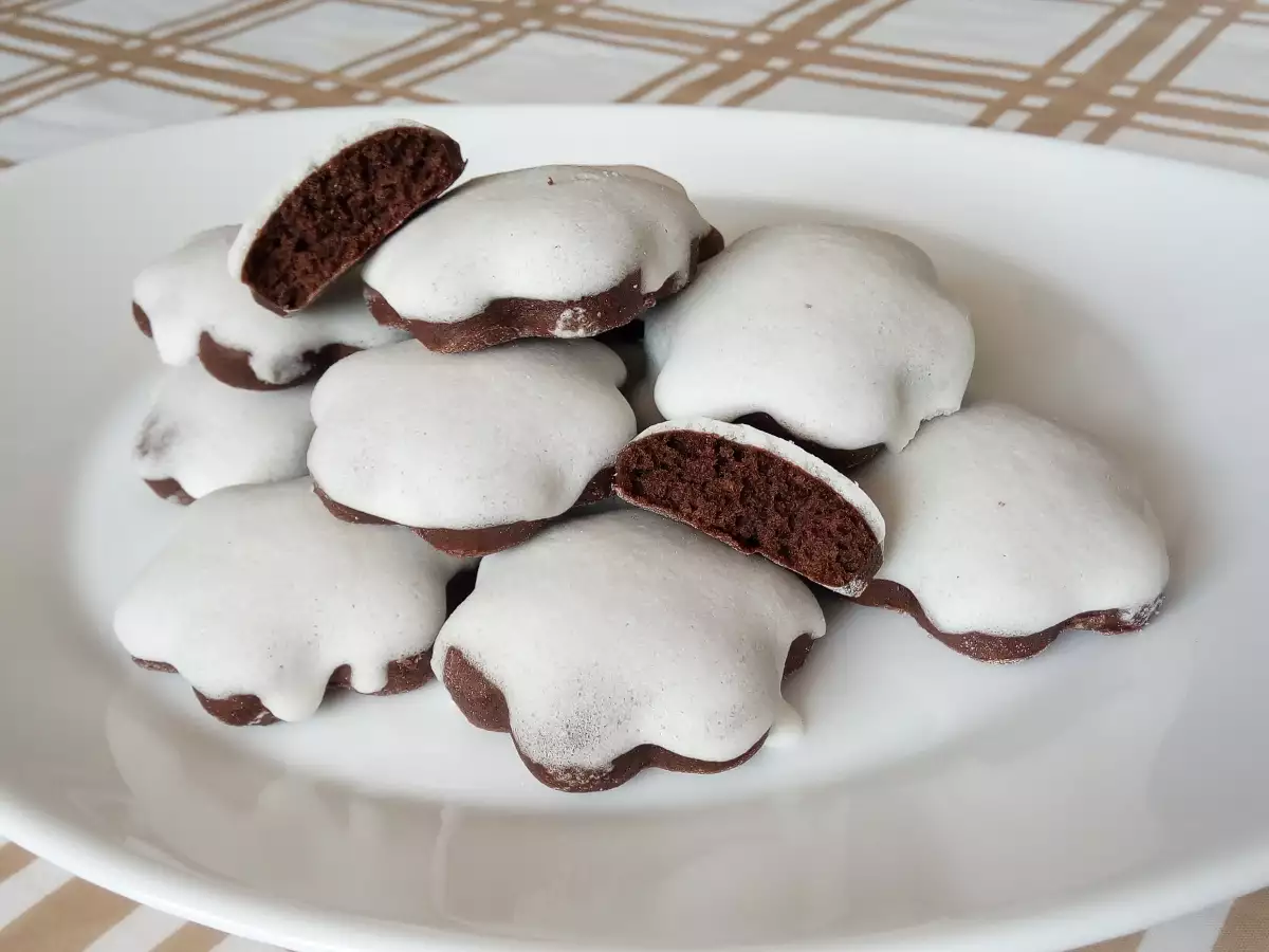 Какаовите меденки с бяла глазура са ароматни меки и вкусни Необходими