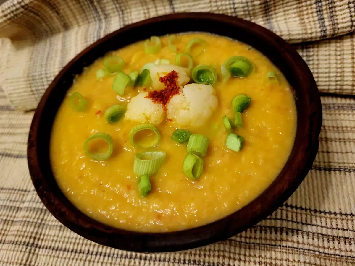 Крем супа от карфиол с праз и морков топло