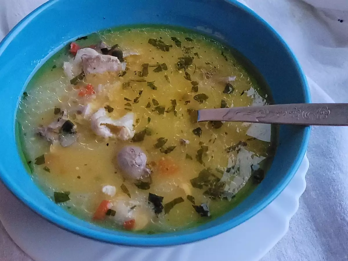 За завършек пилешка кето супа се поръсва със смлян черен