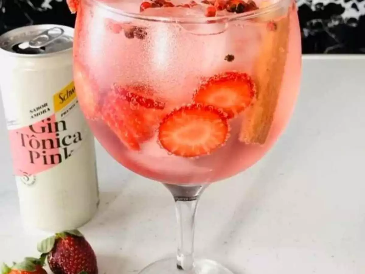 Коктейл с розов джин и ягоди за перфектното начало на