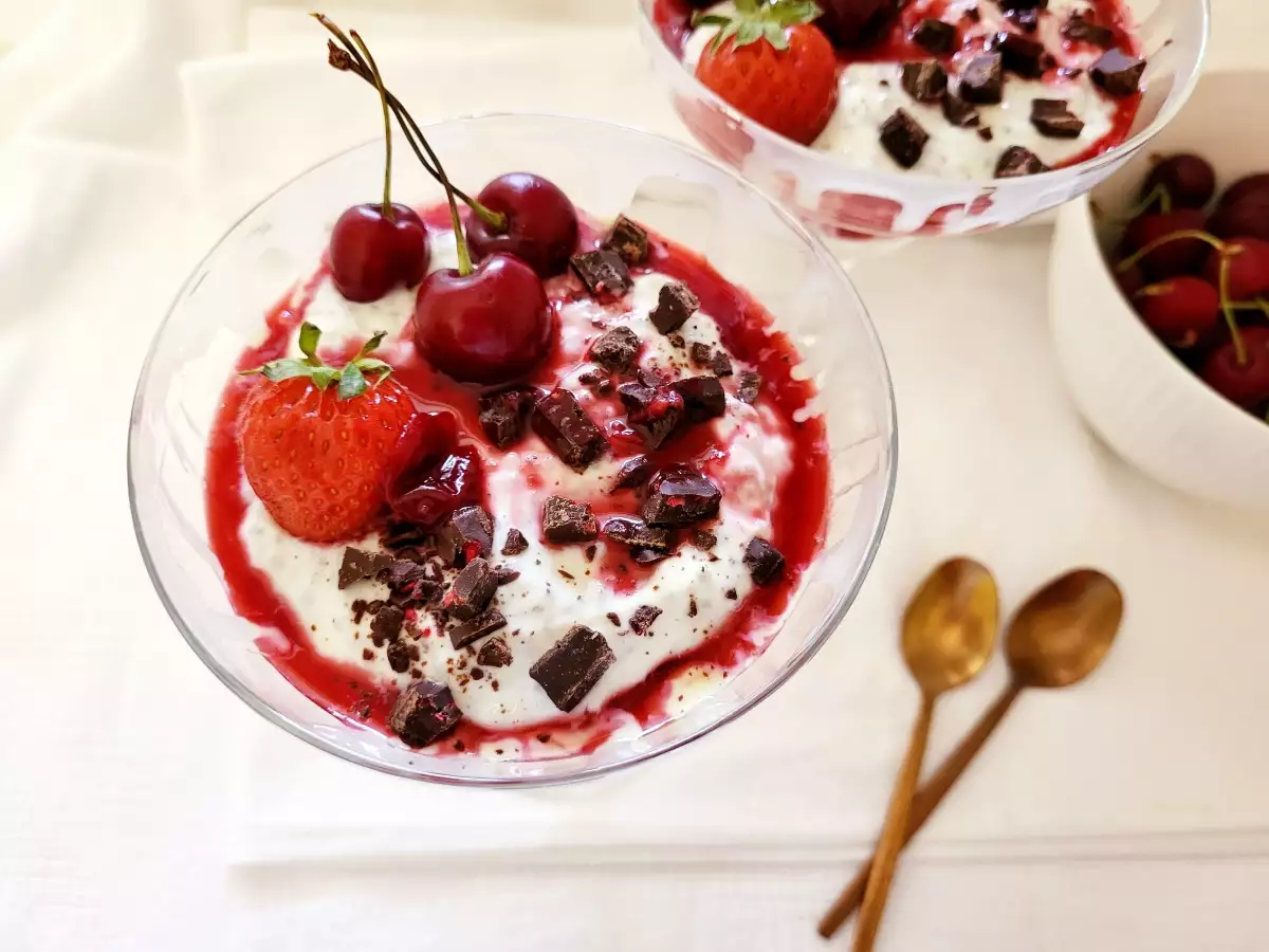 Млечен крем с череши и ягоди вкусен и освежаващ плодов