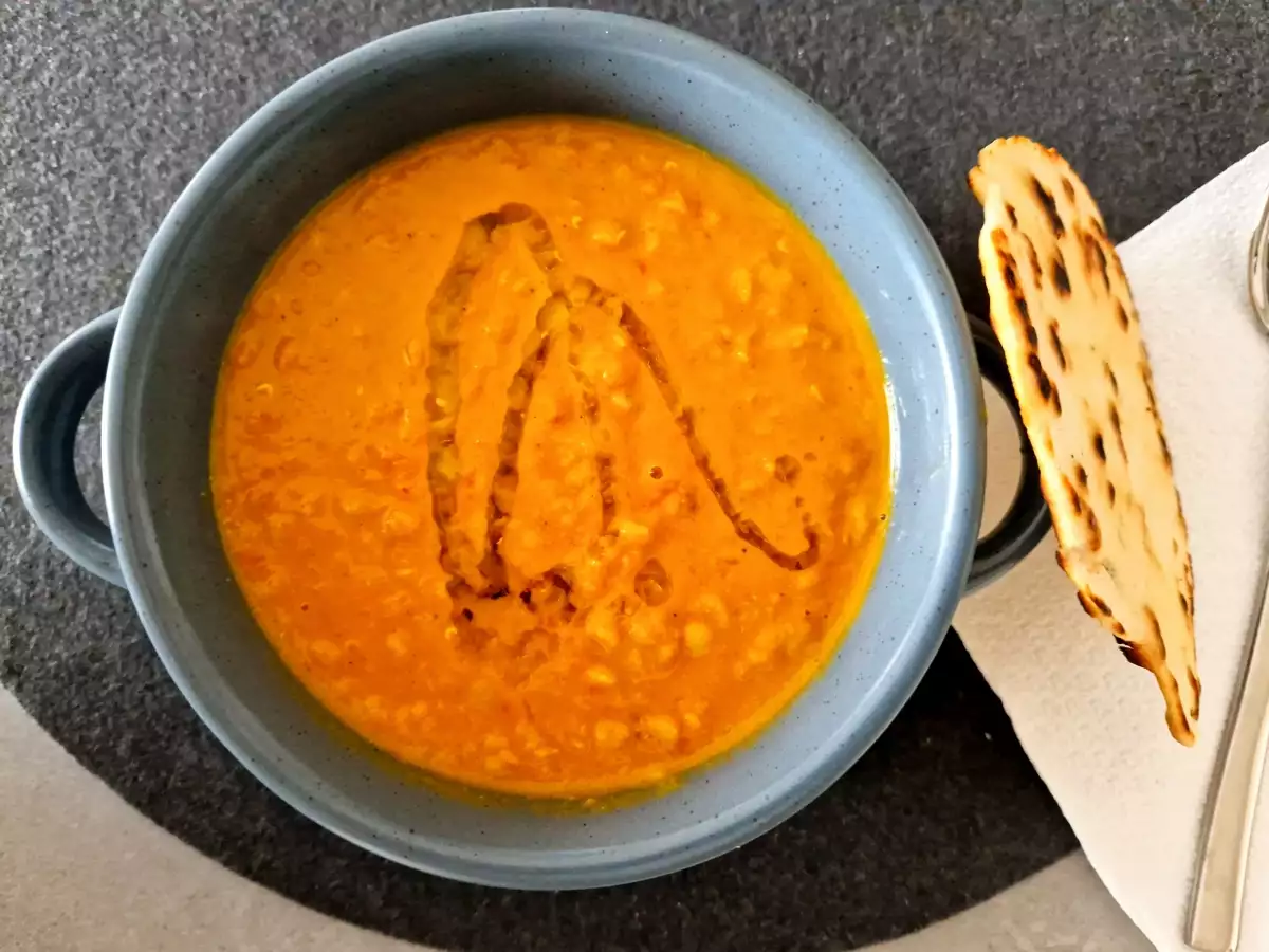 Гъста индийска супа от червена леща която да сервирате с