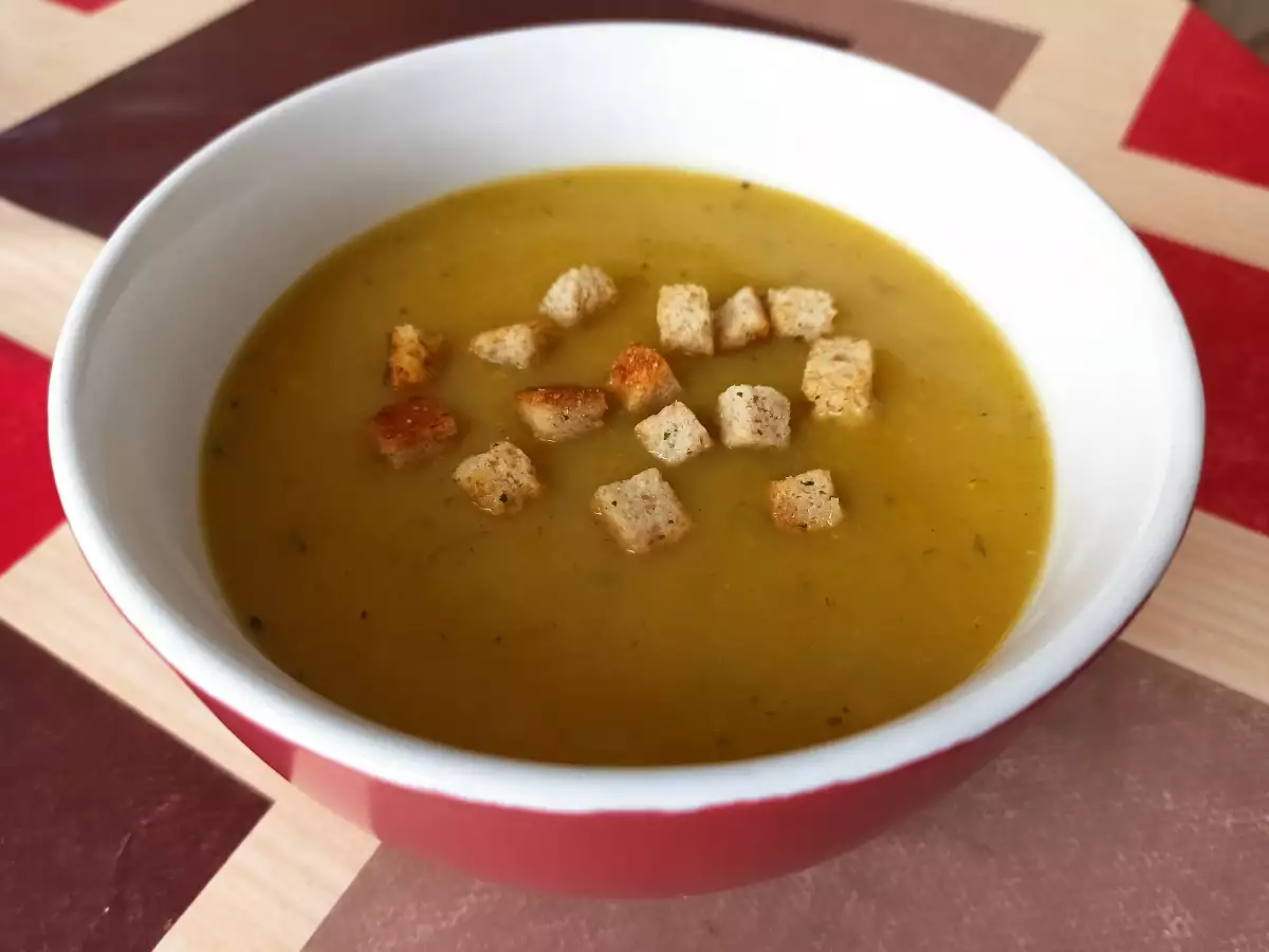 Сервираме постната крем супа с тиквички и зеленчуци с хрупкави