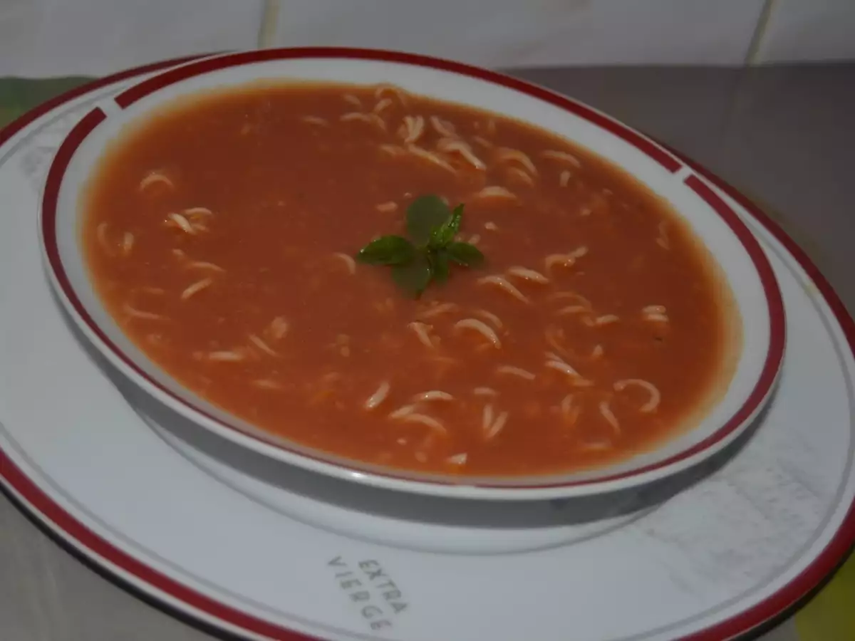 Една различна и много вкусна доматена супаНеобходими Продукти● пилешка супа