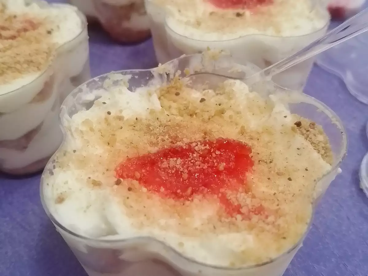 Десерт Лотус - разкошен замразен сметанов крем с ягодови ноткиНеобходими
