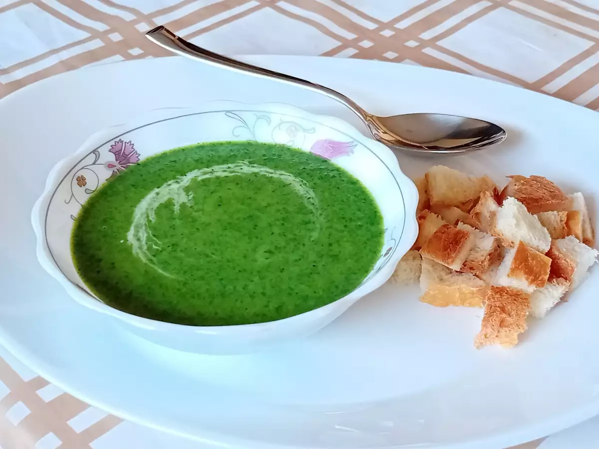 Зелената магданозената супа е готова да бъде изядена с малко