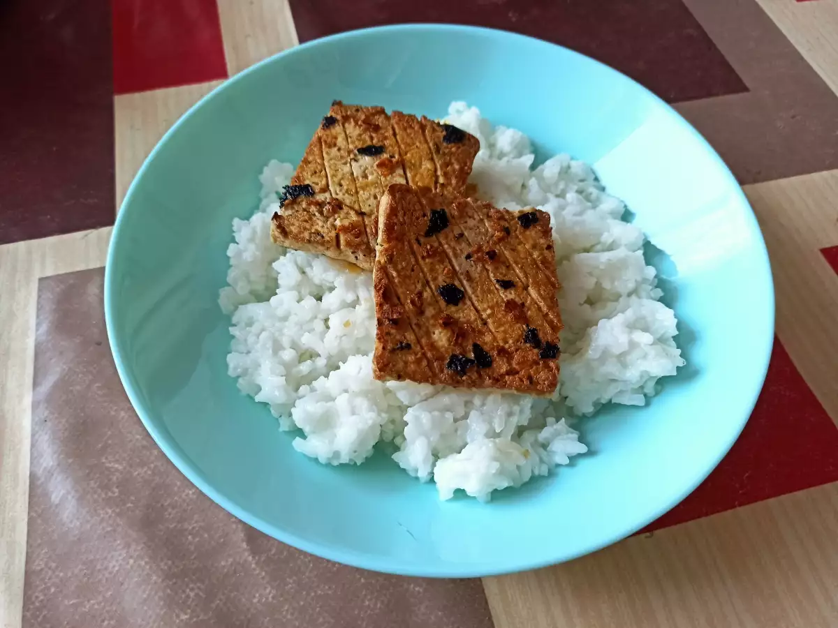 Когато е готово мариновано тофу с ориз по японски, се