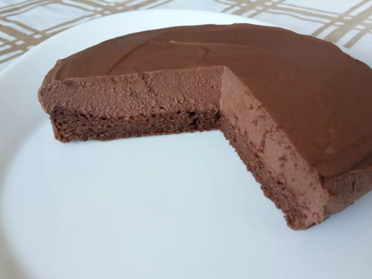 Въздушна и вкусна шоколадова торта приготвена с шоколад и маршмелоуНеобходими