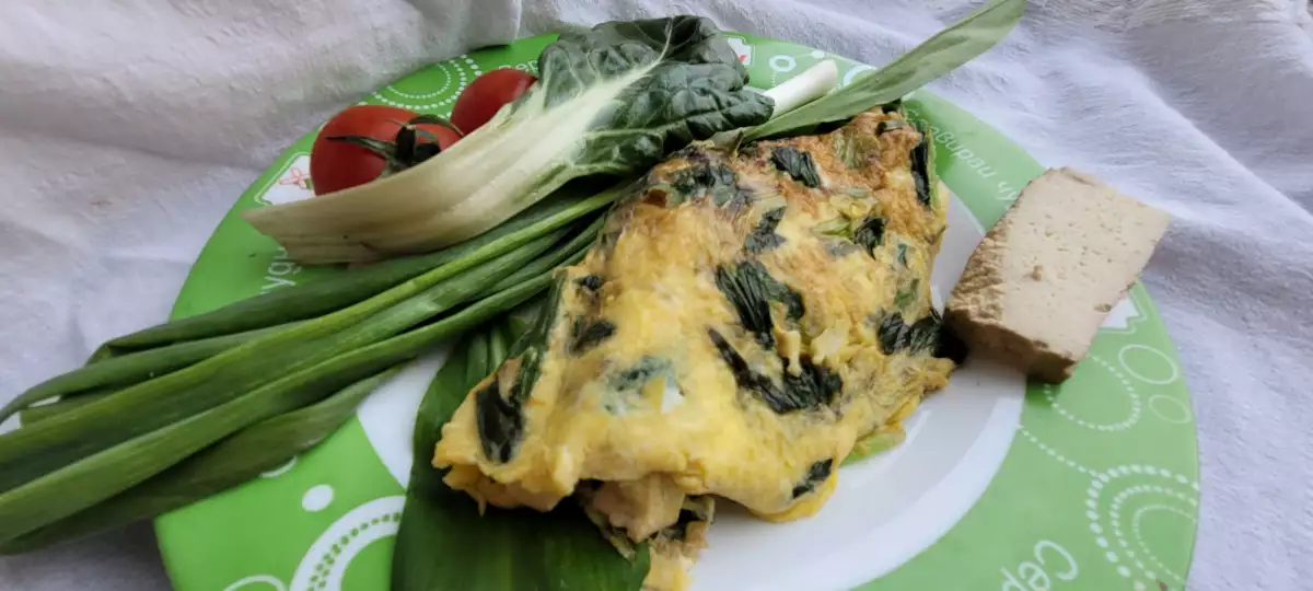 Омлет със зелении и тофу храна срещу пролетна умораНеобходими
