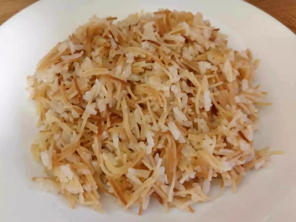 Източен ориз с фиде е пълноценно хранене без месо с